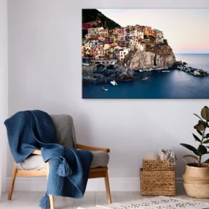 Italijos miesto peizažas ant uolos - Manarola